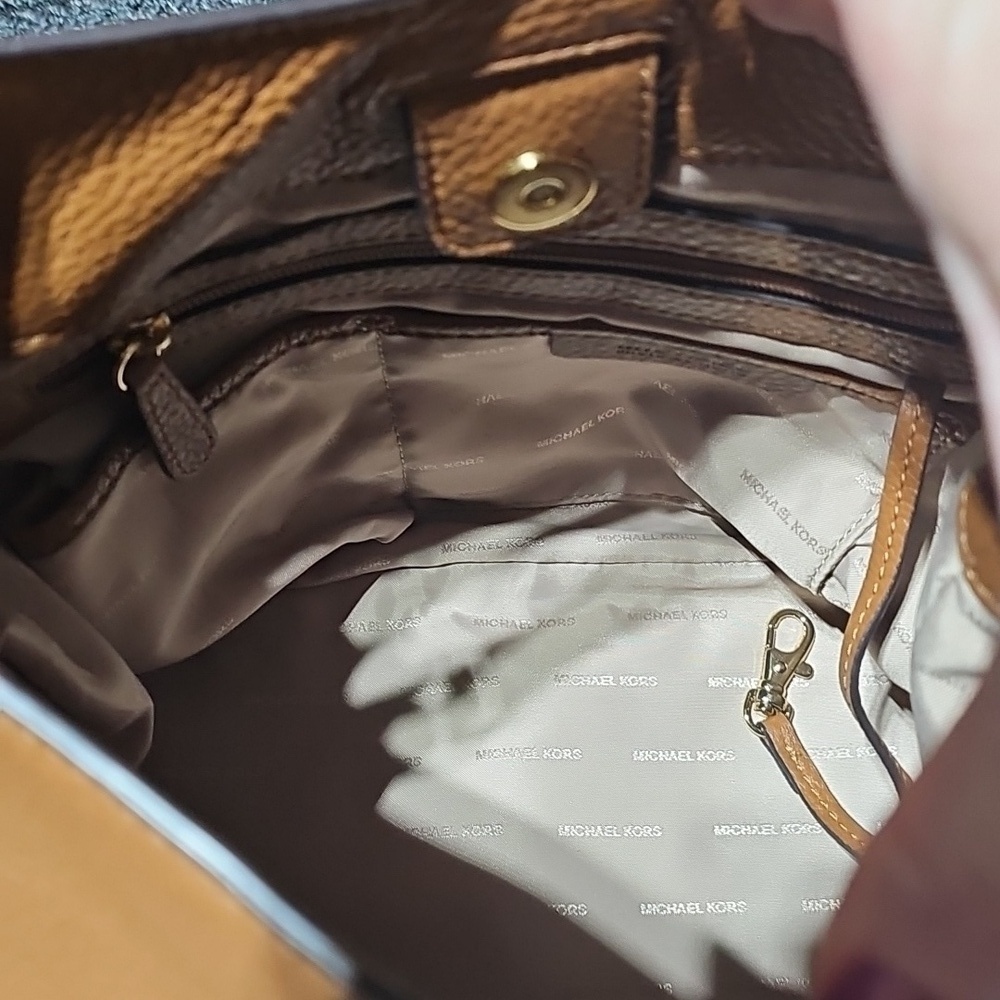 Michael Kors Kip Large Leather Bucket Bag - Picture 4 of 5